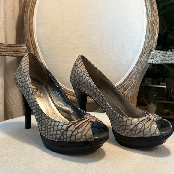 Moda Spana Tan/Grey Black Snake Print Peep Toe High Heel Platform Pumps. Size 10 - Picture 2 of 11